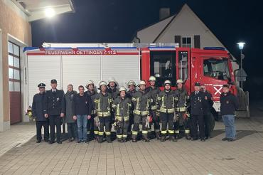 Die Kameraden der Feuerwehr Oettingen mit den Prüfern nach bestandener Prüfung zum Truppführer.