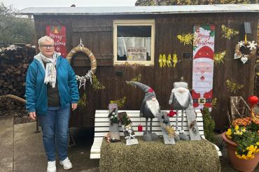 Sabine Andrasi vor ihrem kleinen Verkaufswagen.  