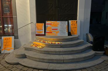 Das Bild zeigt die Plakate der Mahnwache.