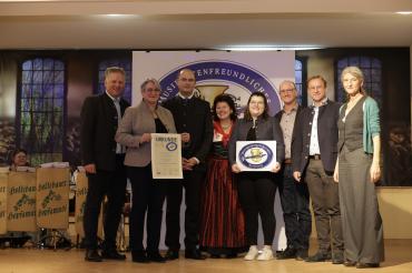 Unser Foto zeigt (von links) Dr. Rudolf Neumaier (Geschäftsführer Bayerischer Landesverein für Heimatpflege), Claudia Sautter, Staatsminister Albert Füracker, Erna Dirschinger, Viktoria Sautter, Stv. Landrat Erwin Seiler, MdL Wolfgang Fackler und Evi Heigl (Bezirk Schwaben).