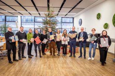 Übergabe der Geschenke an Kinder und Senioren.