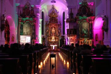 Beleuchtet Kirche in Wemding