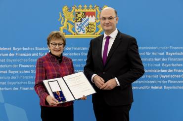 Finanz- und Heimatminister Albert Füracker händigte das Verdienstkreuz am Bande des Verdienstordens der Bundesrepublik Deutschland an Elisabeth Trüdinger aus.