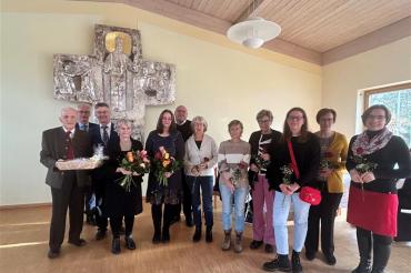 Blumen zum Jubiläum gab es für die ehrenamtlichen Mitarbeiterinnen der Pfarrbücherei "Christi Himmelfahrt". 