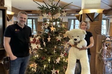 Mit dem Wunschbaum will Armin Schnabel und sein Team vom Goldener Hirsch Weihnachtsstimmung verschenken.