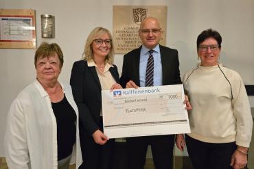 V.l.n.r.: Brigitte Bedrich, Hedwig Rehm, Erika Liebsch alle im Vorstand Helferkreis Rain e.V. sowie Bäumenheims Bürgermeister Martin Paninka in der Mitte.