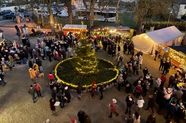 Die Amerdinger Dorfweihnacht findet traditionell im Hof des Amerdinger Schlosses statt.
