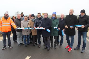 Bei der Eröffnung der St2221 bei Ziswingen waren unter anderem die Bundestagsmitglieder Ulrich Lange und Christoph Schmid zugegen.