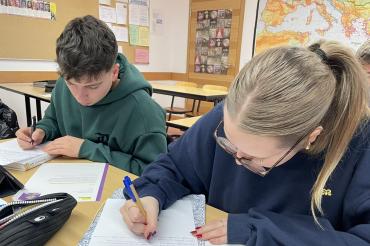 Auch Tom und Amelie aus der Q12 des THG Nördlingen beteiligten sich am Briefmarathon von Amnesty International.