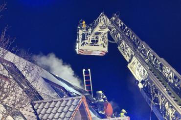 Die Feuerwehr war bei dem Brand auf den Einsatz einer Drehleiter angewiesen.