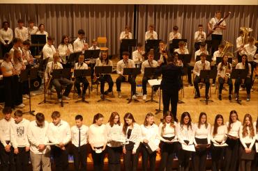 Mit dem gemeinsamen Lied "O du fröhliche" beendeten die Ensembles das wunderbare Weihnachtskonzert.