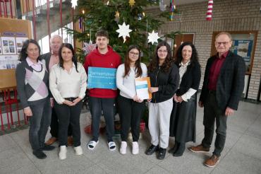Schülerschaft und Lehrerkollegium der Moll-Berczy-Mittelschule Wallerstein sind stolz auf das Zertifikat.