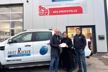 V.l.n.r.: Fritz Rucker (Geschäftsführer), Doreen Paus (Vorstand der Stiftung Sankt Johannes), Leander Rucker (Geschäftsleiter der Kfz-Prüfstelle).
