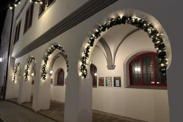 Weihnachtliche Arkaden am Wemdinger Rathaus. 