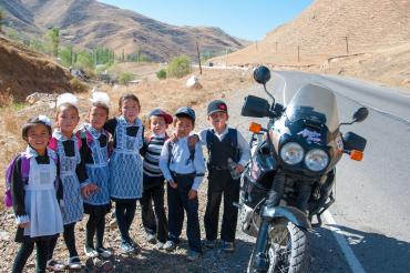 Kirgisische Schulkinder auf dem langen Nachhauseweg von der Schule. Nur eine von unzähligen Begegnungen mit Einheimischen, die Peter Schuster auf seinem abenteuerlichen Weg nach Kathmandu in Nepal hatte.