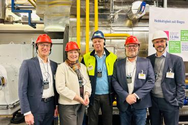 Auf dem Bild zu sehen (von links): Dick Zelhorst, Geschäftsführer Aviko, Claudia Marb, stellvertretende Landrätin, Oliver Ackermann, Betriebsleiter Aviko Deutschland, Karl Rehm, Bürgermeister Rain und Tim Dickhaus, Geschäftsführer LEW Netzservice. 