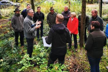 Die beiden städtischen Förster Michael Fürst und Jakob Michl mit dem Donauwörther Stadtrat zur Begehung des Stadtwaldes.