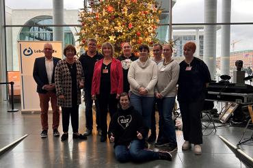 Handgefertigter Schmuck und musikalische Darbietung aus den Landkreisen Donau-Ries und Dillingen zelebrieren die Übergabe des Lebenshilfe-Weihnachtsbaums im Paul-Löbe-Haus in Berlin.
