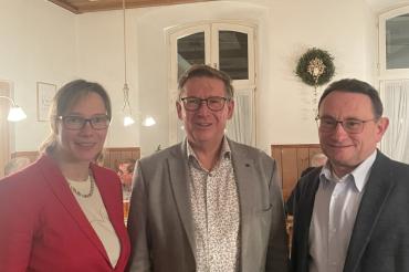 Bei der gut besuchten Mitgliederversammlung der CSU Nördlingen begrüßte die Ortsvorsitzende Maximiliane Böckh (links) Landrat Stefan Rößle (Bildmitte) und MdB Ulrich Lange (rechts).