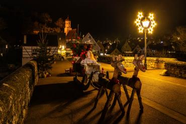 Die alte steinerne Brücke in Harburg wurde liebevoll vom Märchenwegteam dekoriert.