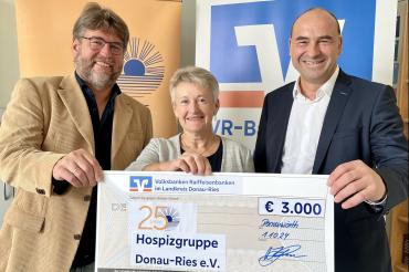 Anlässlich des 25-jährigen Jubiläums erhielt die Hospizgruppe Donau-Ries eine Spende der VR-Banken.