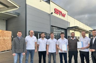 Das Bild zeigt v.l.: OB David Wittner, Andree Müller (Ausbilder), Patrick Kurc (Ausbilder), Timon Schmid, Jens Österle, Thomas Feldmeier (kaufm. Leiter), Paul Slavik (Geschäftsführer), Matthias Hausmann (IHK-Regionalgeschäftsführer)