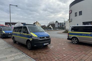 Das Bild zeigt Polizeiautos