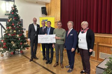 Mit dem ersten Preis wurde die Gemeinde Deiningen ausgezeichnet. Das Bild zeigt Michael Scholz (Sparkasse Donauwörth), Peter Schiele (Vizepräsident Bezirkstag Schwaben), Landrat Stefan Rößle, Wilhelm Rehklau (Bürgermeister Deiningen), Leo Nagel (VdK-Kreisvorsitzender) und Silva Gebhardt (Kreisgeschäftsführerin VdK).