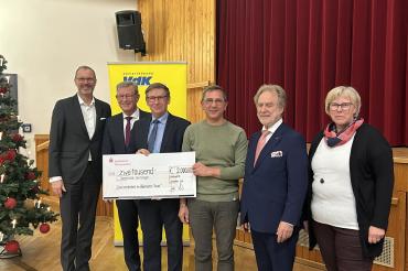 Mit dem ersten Preis wurde die Gemeinde Deiningen ausgezeichnet. Das Bild zeigt Michael Scholz (Sparkasse Donauwörth), Peter Schiele (Vizepräsident Bezirkstag Schwaben), Landrat Stefan Rößle, Wilhelm Rehklau (Bürgermeister Deiningen), Leo Nagel (VdK-Kreisvorsitzender) und Silva Gebhardt (Kreisgeschäftsführerin VdK).