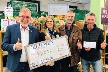 Wolfgang Oswald, Susanne Vogl, Helmut Weiß und Thomas Schürer bei der Spendenübergabe.