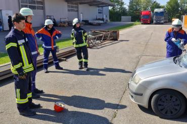 Die Jugendfeuerwehr tatkräftig im Einsatz beim „Verkehrsunfall“ am Übungstag.
