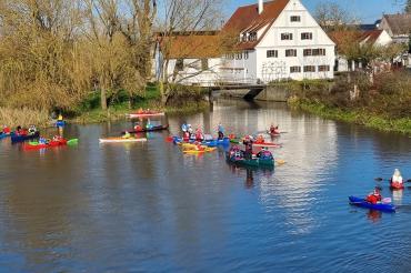 Die Teilnehmer beim Start der 25. Krampusfahrt auf der Wörnitz.