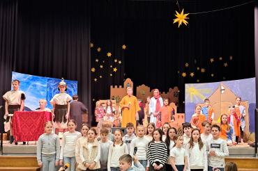 Das Weihnachtsmusical: "Das Räubernest von Bethlehem" von der Leonhart-Fuchs-Schule Wemding.