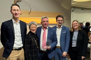 Werksleiter Hans-Jürgen Leitner nahm stellvertretend für das Unternehmen den Preis entgegen. Bei der Preisverleihung waren anwesend: Manuel Pulci (JU Harburg), Birgit Rössle (Kreisvorsitzende Mittelstandsunion Donau-Ries),Hans-Jürgen Leitner (Werksleiter Märker-Gruppe), Manuel Knoll, MdL (JU Bezirksvorsitzender), Stephanie Wagner (Projektleiterin Anton-Jaumann-Preis).