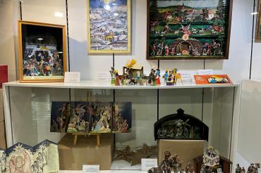 Eine Auswahl von Papierkrippen befindet sich aktuell in den Schaufenstern des Donauwörther Stadtladens. 