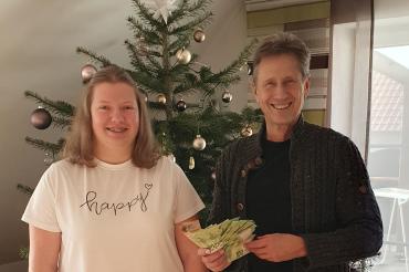 Maria Ferber übergibt die Spende an Martin Oberman, der 1. Vorsitzende des Vereins. 