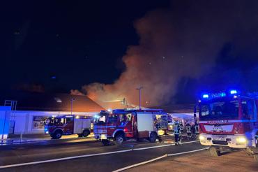 Über einhundert Einsatzkräfte waren in der Nacht im Einsatz um eine brennende Halle in Riedlingen zu löschen. 