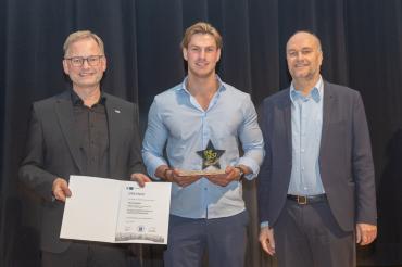 Wolfgang Haschner (Leiter Geschäftsbereich Berufliche Bildung IHK Schwaben), Max Kränzlein (Fa. SPN, Bester Zerspanungsmechaniker 2024) und Gerd Stiefel (Stv. Präsident IHK Schwaben).