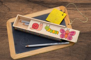 Bunt bemalte Griffelkästen