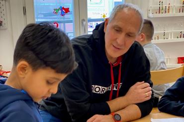 Christoph Schmid unterstützt Kita-Personal bei der Hausaufgabenbetreuung.