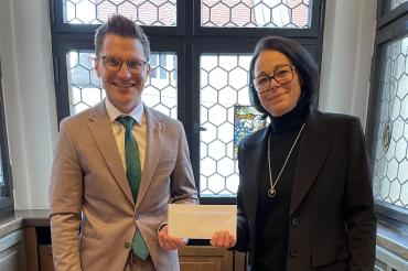 Patricia Bonrath-Landgraf überreicht Oberbürgermeister David Wittner die Spende in Höhe von 1.500 Euro.