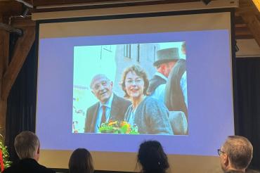 Mit einer würdigen Gedenkfeier im Schrannensaal nahm die Stadt Nördlingen gemeinsam mit der Familie Beck, der Geschäftsleitung und den Mitarbeitenden der Druckerei C.H. Beck Abschied von ihrem Ehrenbürger Dr. Hans Dieter Beck, der am 3. Januar 2025 im Alter von 92 Jahren verstorben ist.