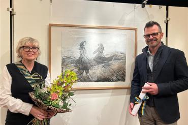 Oberbürgermeiser Jürgen Sorré beglückwünscht Gabriele Fischer für den Gewinn des Donauwörther Kunstpreises 2025. 