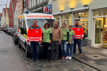 Das neue Fahrzeug der BRK-Bereitschaft mit den Spendern von der Sankt Georgs Apotheke aus Nördlingen.