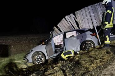 Aus diesem Auto musste eine Unfallbeteiligte herausgeschnitten werden.
