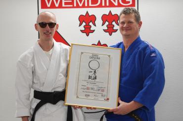 René Steinhübel (l.) mit Abteilungsleiter Jörg Fackler (r.), 