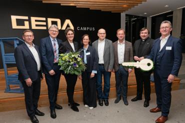 Schlüsselübergabe für den Geda-Neubau unter anderem mit Johann Sailer.