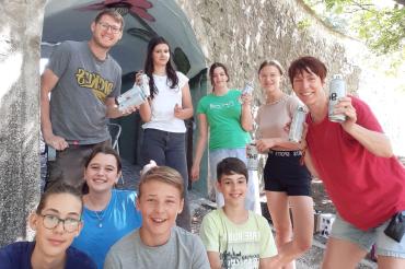 Gute Laune bei einer Malaktion der Gemeindlichen Jugendarbeit Wemding.