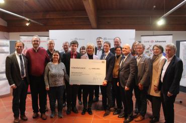 Staatsministerin Ulrike Scharf übergab persönlich den Förderscheck an die Stiftung Sankt Johannes.