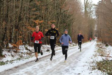 In winterlicher Landschaft eröffneten zahlreiche Teilnehmer die Laufsaison.